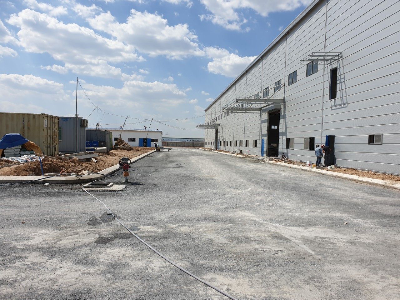 Thi công mái và vách glasswool xưởng